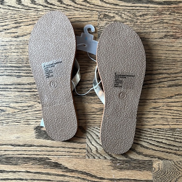 NWT Universal Thread Sandals - Picture 2 of 2